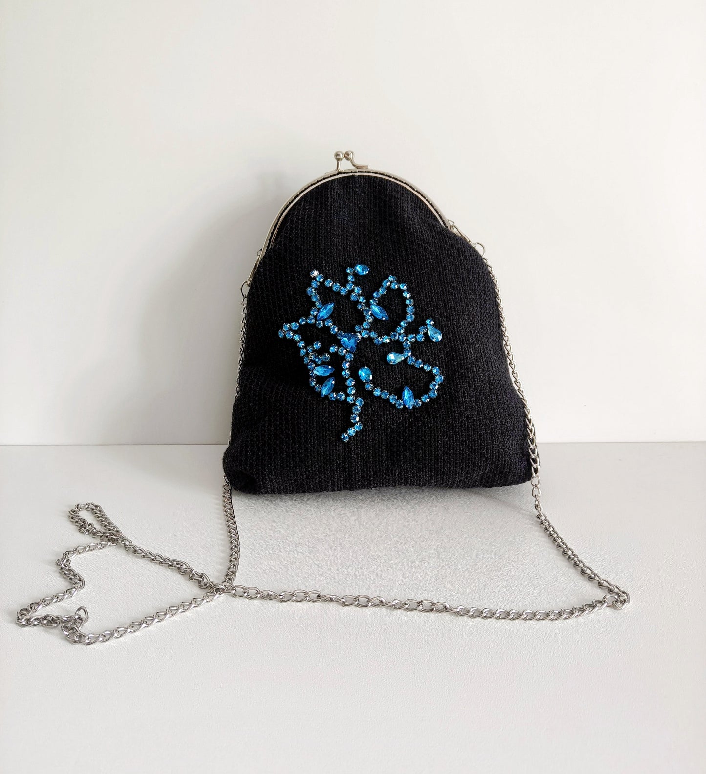 Nera con Ricami di Cristallo Azzurro