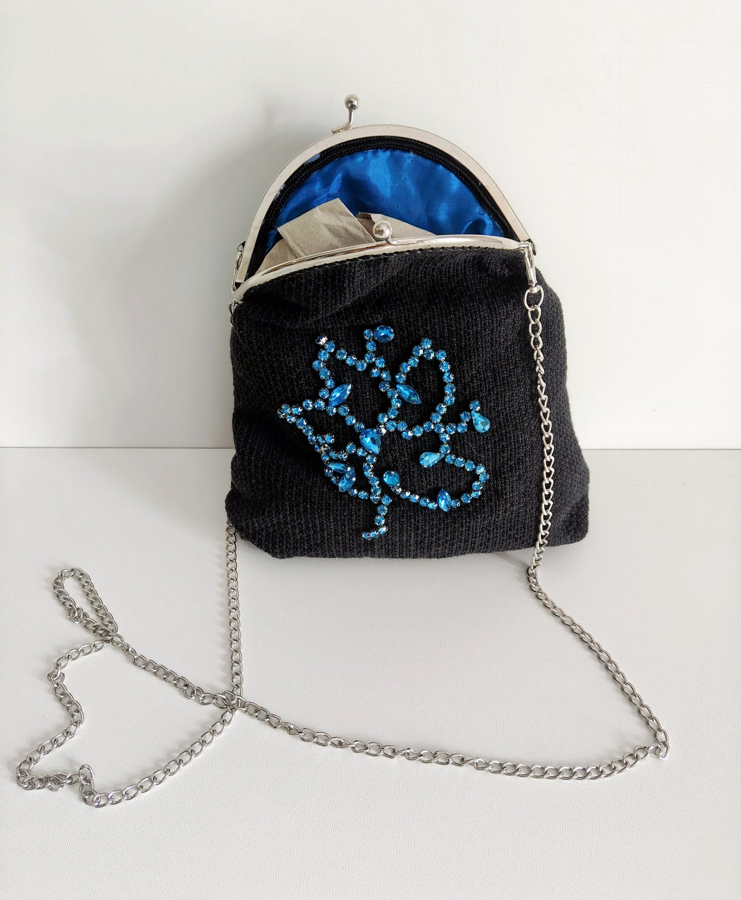 Nera con Ricami di Cristallo Azzurro